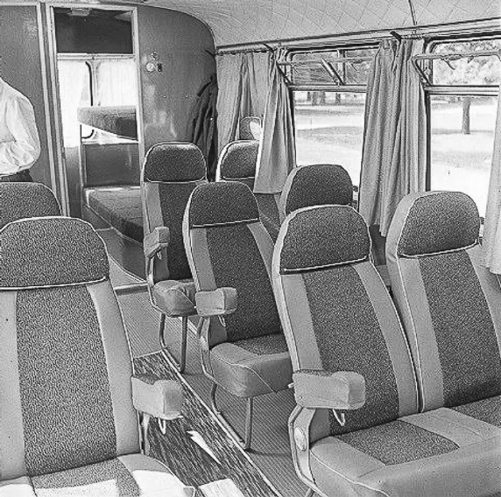 Сидячий салон автобуса-отеля Икарус-180