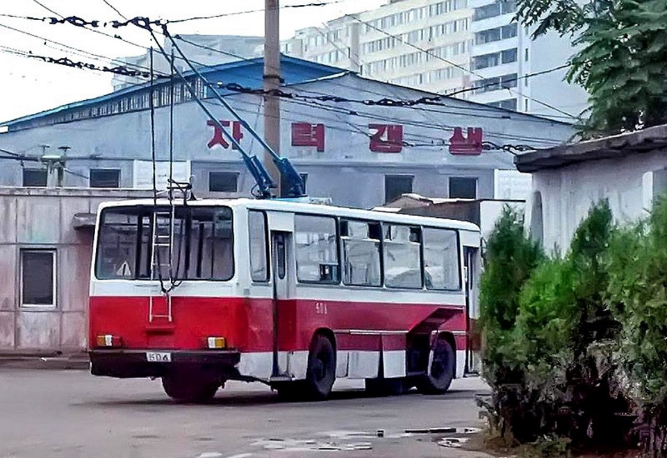 Бывший междугородный автобус ныне троллейбус Икарус-255 - чудеса КНДР
