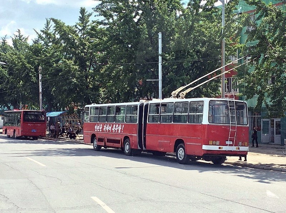 Городской транспорт СЕверной Кореи - переделанный из автобуса сочленённый Троллейбус Chollima Икарус-280