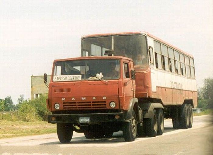Автобус собранный из частей Икаруса и Камаза на улицах кубинской Гаванны