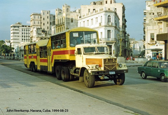 Автобус с элементами Икаруса и Краза на дорогах Кубы