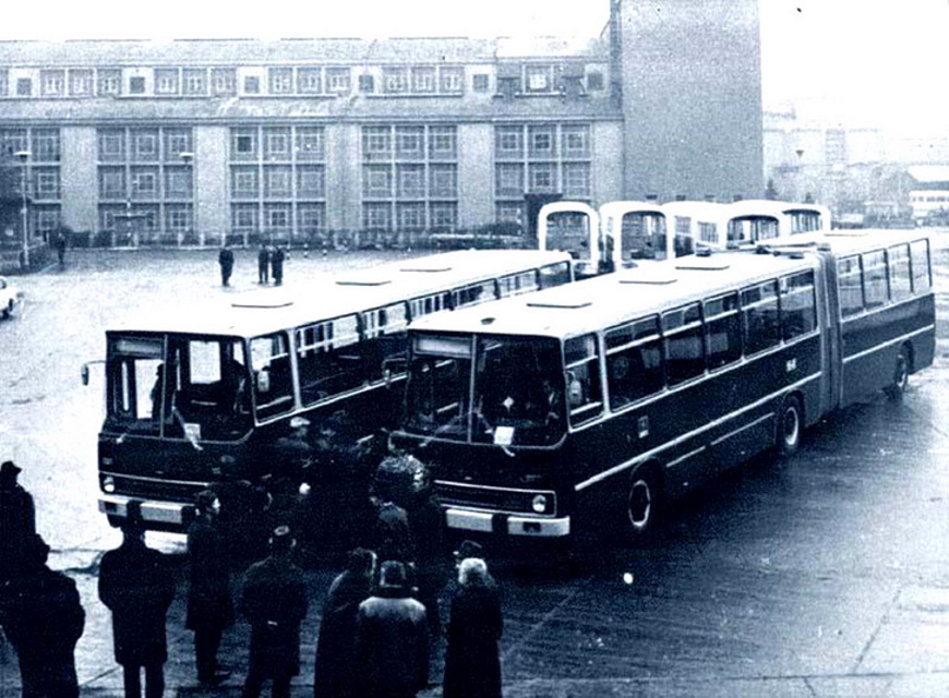 Передача первых Икарусов 260 и 280 в будапешт в декабре 1971 года