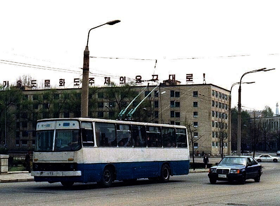 Общественный транспорт корейского Пхеньяна - троллейбус Икарус-260 бывший когда-то автобусом а теперь Чхоллимма