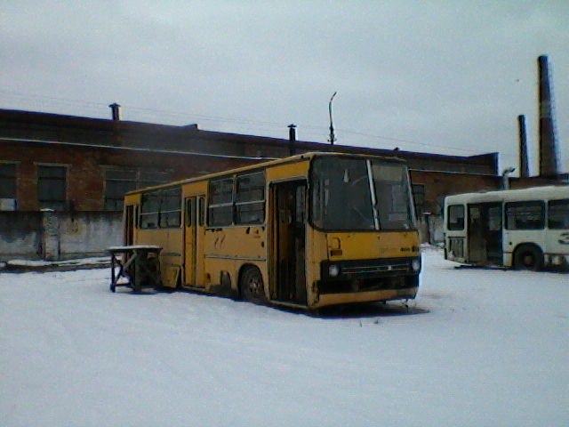 Последний рейсовый автобус Икарус-260 в Великих Луках на ПАТП